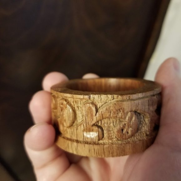 Vintage Set of 4 Carved Wooden Napkin Rings - Picture 3 of 9